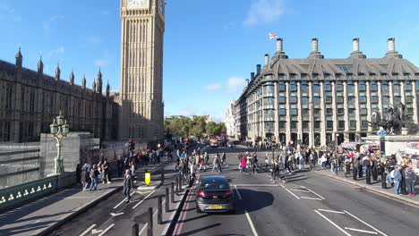 Zeitraffer-Vom-Londoner-Busvordersitz-Der-Westminster-Bridge-Mit-Dem-Big-Ben-Und-Dem-Unterhausparlament-Und-Touristen,-Die-Im-Hintergrund-Spazieren