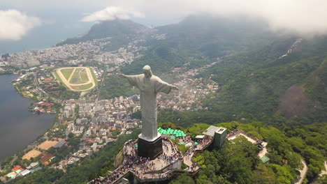 Escultura-Icónica-De-Jesús-Sobre-Vista-Aérea-De-Río-De-Janeiro,-Brasil