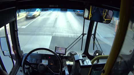 Sicht-Eines-Transitfahrers,-Der-Einen-Transitbus-Im-Großraum-Toronto-Betreibt