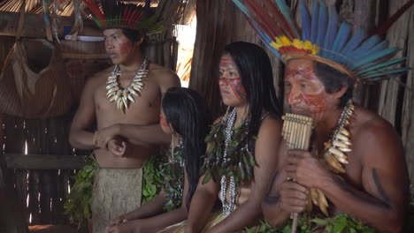 Einheimische-Amazonische-Ureinwohner-Des-Dessana-Stammes-In-Authentischen-Kostümen