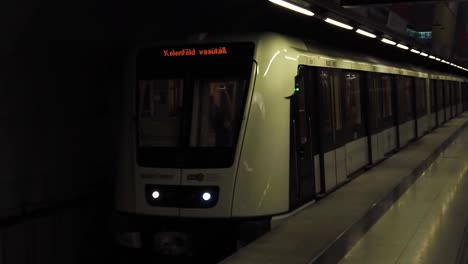 Die-U-Bahn-Erreicht-Den-Bahnhof-Der-Neuen-U-Bahn-Linie-4-In-Budapest