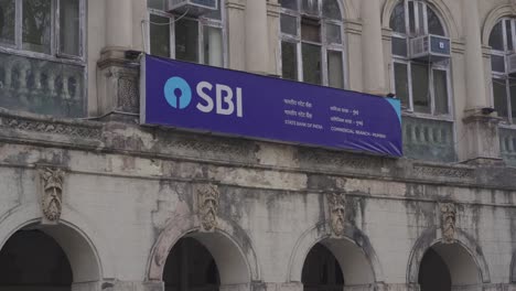Banco-Estatal-De-India-Acaparamiento-Con-Logotipo-Fuera-Del-Edificio-En-Horniman-Circle,-En-El-Sur-De-Mumbai,-India