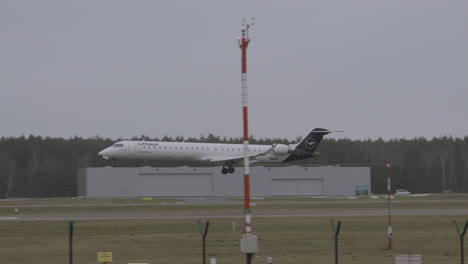 Avión-De-La-Aerolínea-Lufthansa-Aterrizando-En-El-Aeropuerto-De-Gdansk.