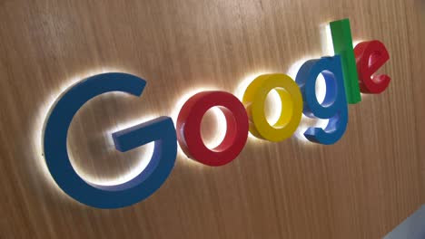Logotipo-De-Google,-Panorámica-Lenta,-Señalización
