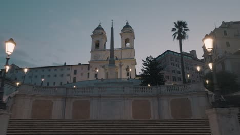 Vista-Aérea-Sobre-La-Escalera-De-Trinidad-Dei-Monti,-Hacia-La-Iglesia,-Amanecer-En-Roma,-Italia