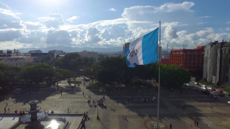 Plaza-Central-De-La-Ciudad-De-Guatemala-Durante-El-Día,-La-Bandera-Nacional-Ondeando