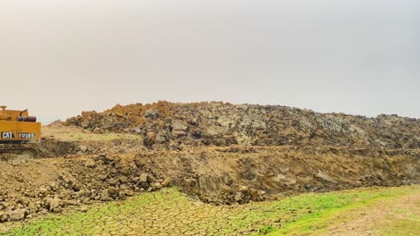Excavadora-Amarilla-En-Tierra-Seca-Excavada
