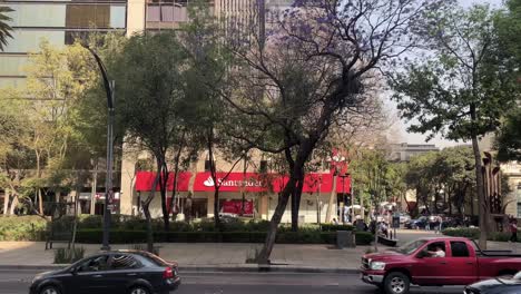 Zeitlupenaufnahme-Der-Paseo-De-La-Reforma-Avenue-In-Der-Nähe-Des-Finanzviertels-In-Mexiko-Stadt