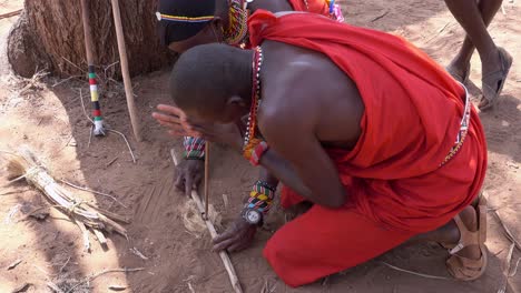 Maasai-Enciende-Fuego-Usando-La-Técnica-Del-Taladro-Manual