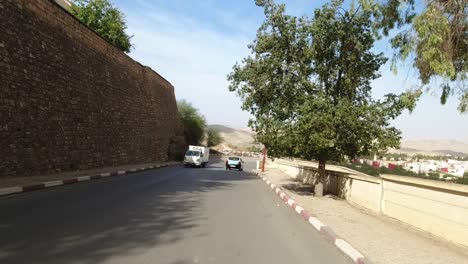 Conduciendo-Por-Las-Calles-De-Una-Ciudad-Marroquí-Cerca-De-Las-Gargantas-Del-Dades