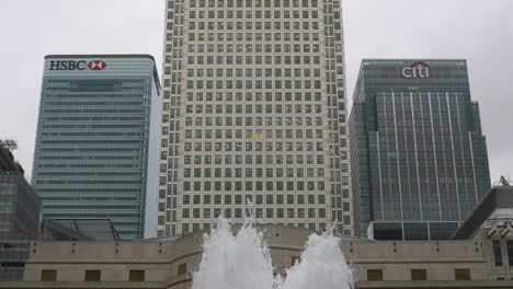 Sede-De-HSBC-Y-Citi-Y-Fuente-De-Agua-En-Canary-Wharf,-Londres,-Gran-Bretaña.