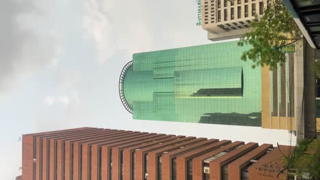 Vertikales-Video-Von-Bangladeschs-Höchstem-Gebäude,-Dem-Stadtzentrum-Von-Dhaka