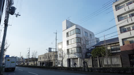 Toma-De-Ambiente-Callejero-Japonés,-Personas-Y-Edificios-En-La-Ciudad-De-Osaka