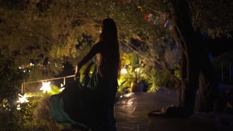 Zeitlupenaufnahme-Einer-Frau,-Die-Nachts-In-Einem-Wald-Tanzt,-Mit-Magischen-LED-Lichtern-In-Korfu,-Griechenland