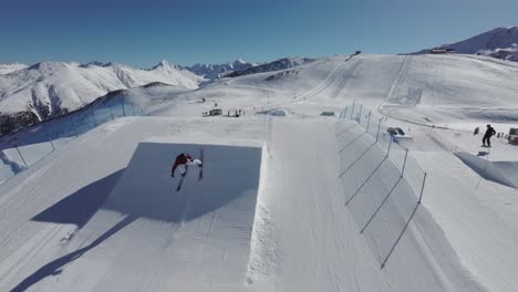 Luftaufnahme-Eines-Freestyle-Skispringers,-Der-Flips-Und-Drehungen-Von-Kickern-Aus-Macht,-FPV-Drohnenaufnahme-Mit-50-Bildern-Pro-Sekunde