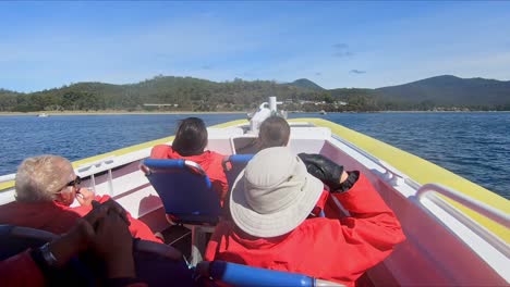 Isla-Bruny,-Tasmania,-Australia---15-De-Marzo-De-2019:-Llegando-Al-Puerto-De-La-Isla-Bruny-Después-De-Un-Crucero-Turístico-De-Alta-Velocidad-De-Tres-Horas