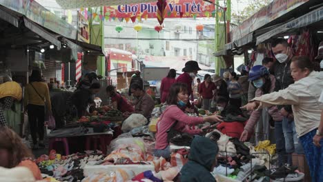 Local-vendors-and-traditional-stalls-sell-foods,-fruits,-vegetables,-and-clothes-at-busy-and-colorful-Con-Market-in-Danang,-Vietnam