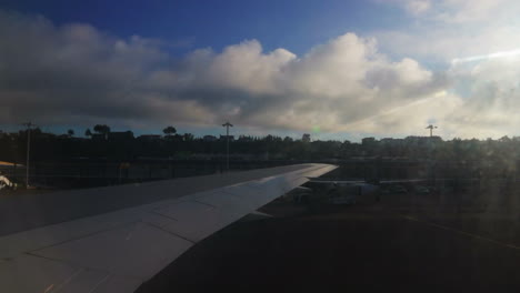 Flugzeug-Besteuert-Am-Flughafen-João-Paulo-II-In-Der-Stadt-Ponta-Delgada-Auf-Der-Insel-São-Migel-Auf-Den-Azoren