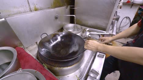 Chinese-chef-preparing-big-pan-for-deep-fry-in-a-restaurant