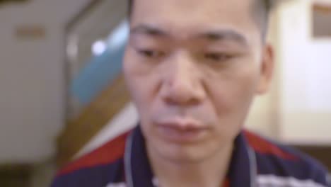 Un-Hombre-Comiendo-Saltamontes-Cocidos-Con-Maní-Servido-En-Un-Restaurante-Chino-En-Guangzhou,-China,-De-Cerca