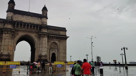 Tourist-Am-Tor-Von-Indien-An-Einem-Regnerischen-Tag-Bewölkter-Himmel,-Mumbai,-Indien,-Hd