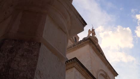 Catedral-Contra-Un-Cielo-Azul-Y-Nubes