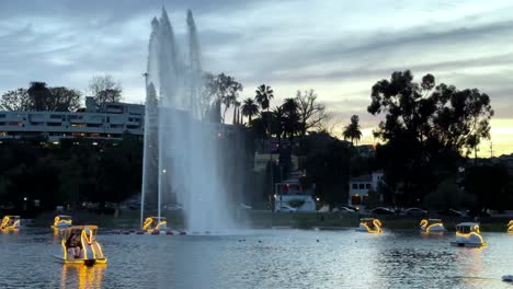 Swan-Tretboote-Am-Echo-Park-Lake-In-Los-Angeles,-Wunderschöner-Sonnenuntergang