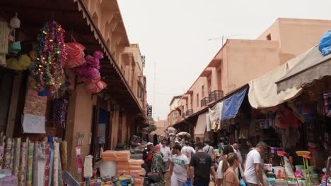 Turistas-Y-Lugareños-Caminan-Por-Una-Concurrida-Calle-Comercial-En-Marrakech,-Marruecos