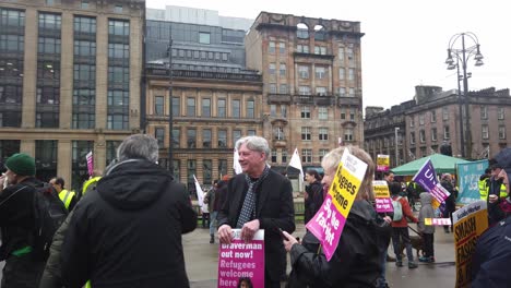 Manifestantes-Antirracismo-Hablando-Con-El-Político-Laborista-Del-MSP,-Richard-Leonard-En-George-Square,-Glasgow