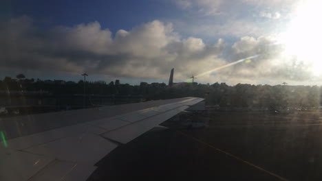 Flugzeug,-Das-Morgens-Auf-Dem-Flughafen-Von-João-Paulo-II-In-Der-Stadt-Ponta-Delgada-Auf-Der-Insel-São-Migel-Auf-Den-Azoren-Mit-Der-Sonne-Im-Hintergrund-Besteuert-Wird