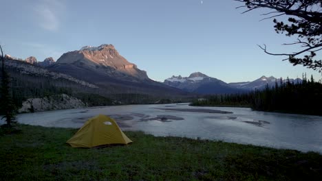Hermoso-Paisaje-En-El-Parque-Nacional-Banff-Con-Una-Tienda-De-Campaña-Para-Mochileros-Cerca-De-Un-Río