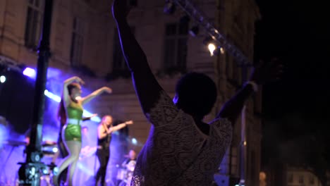 Afrikanerin-Aus-Dem-Publikum-Tanzt-Mit-Der-Band-Auf-Der-Bühne,-Mit-Erhobenen-Armen