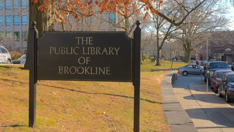 Das-Schild-Der-öffentlichen-Bibliothek-Von-Brookline-In-Den-Vororten-Von-Boston-In-Brookline,-Massachusetts,-USA