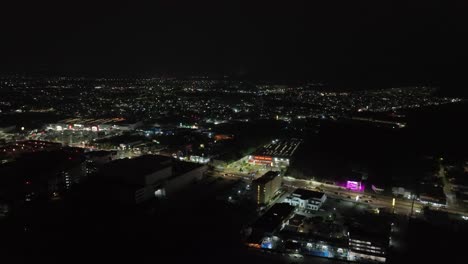 Vista-Aérea-De-Automóviles-Circulando-Por-Las-Calles-De-La-Ciudad-De-Manzanillo-Por-La-Noche-En-Colima,-México.