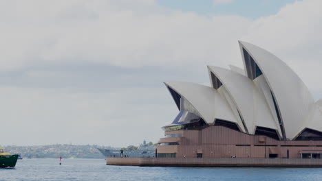 The-large-Manly-ferry-passes-by-the-opera-house-in-Sydney,-Australia