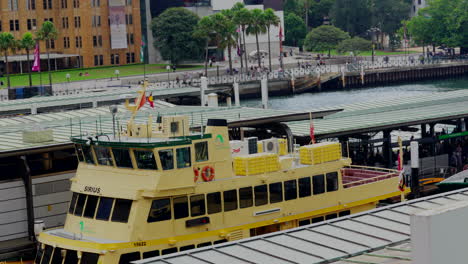 Un-Ferry-De-Pasajeros-Atracado-En-Circular-Quay-En-El-Puerto-De-Sydney,-Australia