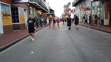 Spaziergang-Entlang-Der-Straße-Im-French-Quarter-In-New-Orleans,-Louisiana