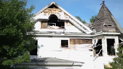 Blick-Auf-Ein-Weißes,-Verfallenes-Haus-In-Michigan,-Detroit
