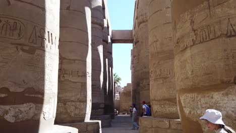 Jeroglíficos,-Tallas,-Inscripciones-Representadas-En-Columnas-De-Papiro,-Pilares-Antiguos-De-La-Gran-Sala-Hipóstila-En-El-Complejo-Del-Templo-De-Karnak-En-Luxor.