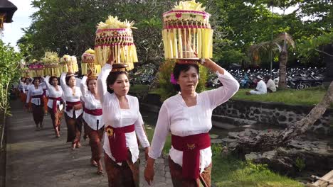 Balinesische-Frauen-Tragen-Opfergaben-Auf-Ihren-Köpfen-Und-Ziehen-Mit-Traditioneller-Kleidung-Bei-Der-Bali-Hindu-Zeremonie-Umher