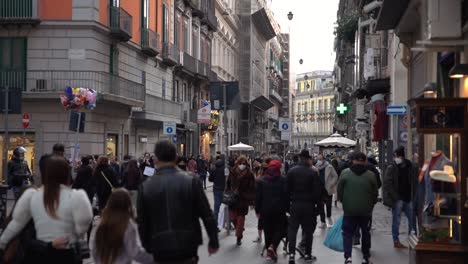 Menschen,-Die-Während-Einer-Pandemie-In-Neapel,-Italien,-Auf-Der-Straße-Spazieren