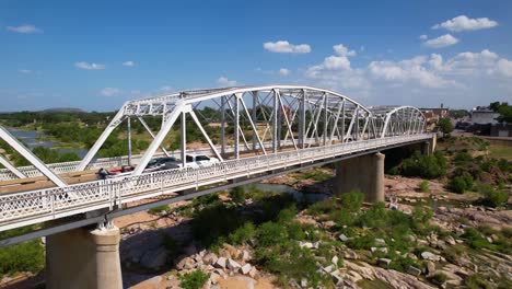 Dies-Sind-Redaktionelle-Luftaufnahmen-Der-Roy-B-Inks-Brücke-In-Llano,-Texas