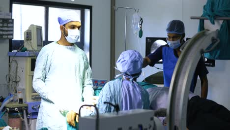 Ärzteteam,-Das-Chirurgische-Eingriffe-Im-Modernen-Operationssaal-Durchführt