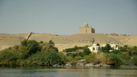Aga-Khan-Mausoleum,-Tagsüber-Von-Einem-Boot-Auf-Dem-Nil-Aus-Gesehen