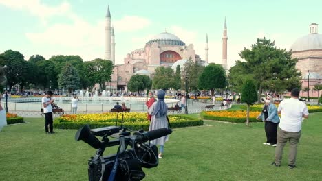 El-Camarógrafo-Y-La-Transmisión-En-Vivo-Desde-La-Plaza-De-La-Mezquita-De-Estambul-En-Estambul