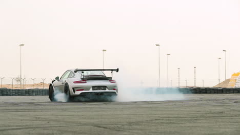 Porsche-Macht-Donuts-Mit-Viel-Rauch-In-Zeitlupe
