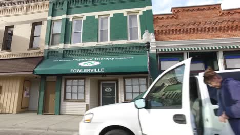 Driving-through-the-small-downtown-of-Fowlerville,-Michigan
