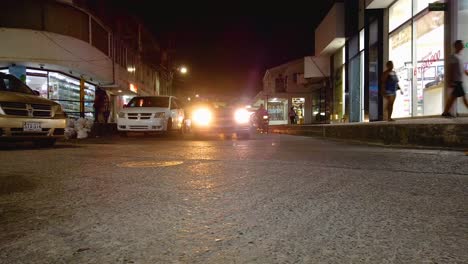Panorama-Der-Belebten-Straße-Und-Der-Offenen-Geschäftsstände-In-Der-Nacht-In-San-Andres,-Kolumbien