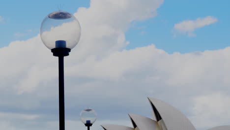 Blauer-Himmel-Und-Weiße-Wolken-über-Der-Skyline-Des-Sydney-Opera-House