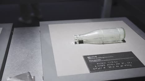 Ausstellung-Des-Hiroshima-Friedensmuseums,-Cola-Flasche-Durch-Atombombenangriff-Geschmolzen